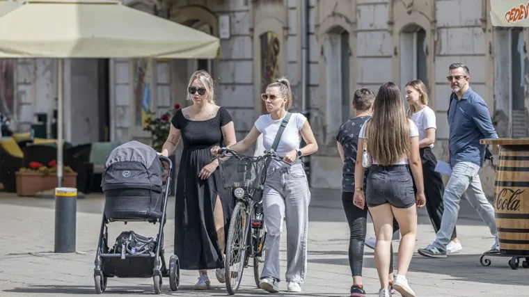 Detalj na nozi biciklistice privukao je pažnju objektiva, a dama u crvenom nije prošla nezapaženo
