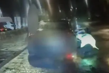 Žena po cesti vukla dvoje policajaca, pogledajte suludu snimku: 'Ovo je bilo užasno'
