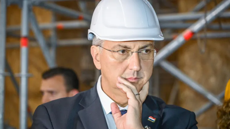 Plenković s kacigom u obilasku Zagrebačke katedrale: Pogledajte kako sad izgleda unutrašnjost