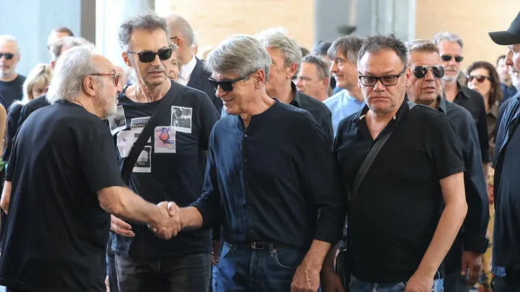 Poznati zavijeni u crno: Posljednji ispraćaj glazbene legende