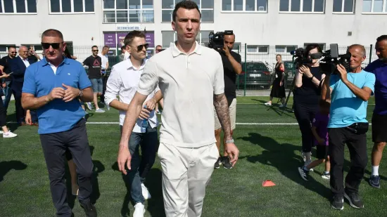 Mandžukić kao najveći mrgud stigao na otvaranje terena s njegovim imenom: Evo kako mu je maskota izmamila osmijeh