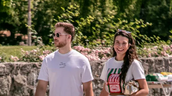 Kratka suknja i osmijeh od uha do uha: Zgodna dama outfitom i raspoloženjem šarmirala Osječane