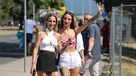 Jesu li djevojke u kratkim hlačicama jedne od najzgodnijih Thompsonovih obožavateljica?