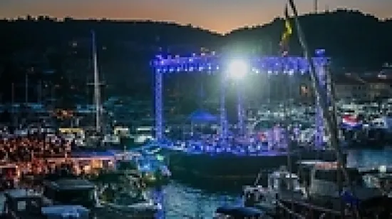 Vela Luka u suzama: Pogledajte prošlogodišnju atmosferu 'Traga u beskraju'