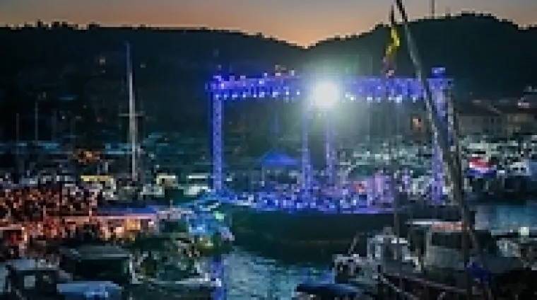 Vela Luka u suzama: Pogledajte prošlogodišnju atmosferu 'Traga u beskraju'